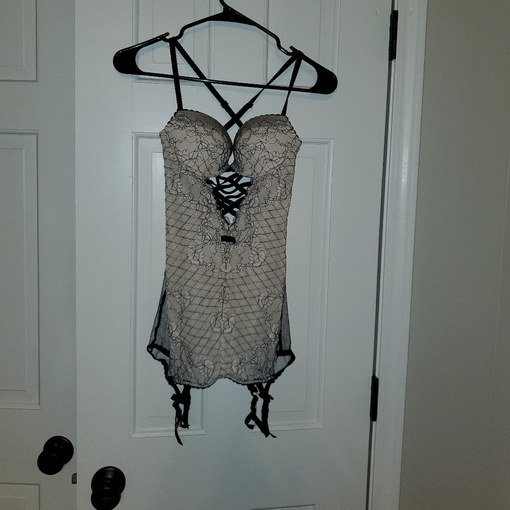 Victoria's Secret Merry Widow 34B w/Garters